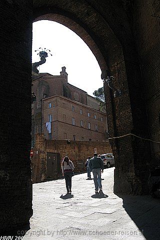 SIENA > Via Giovanni Dupre > Blick zur Chiesa Sant Agostino