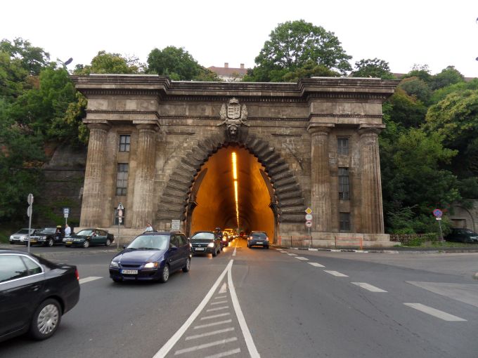 H:Budapest>Burgberg>Tunneleingang