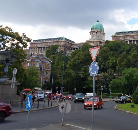 Burg_vom_Adam_Clark_Platz_aus_l.jpg