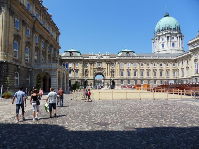 H:Budapest>Burg>Innenhof>Löwentor und Kuppelbau