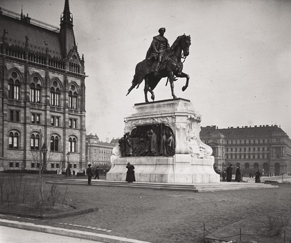 H:Budapest>Parlament>Andrássy-Denkmal alt1