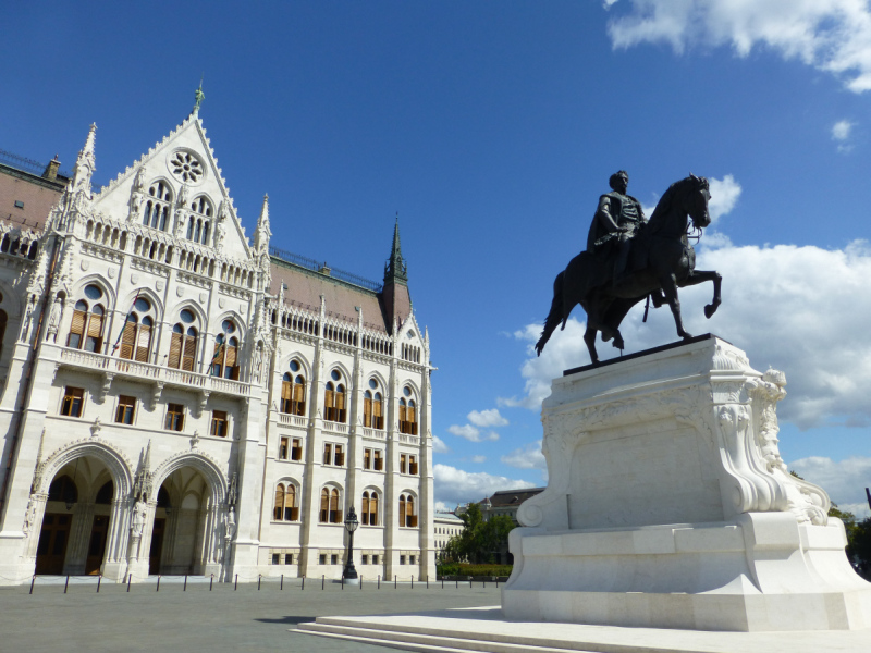 H:Budapest>Parlament>Andrássy-Denkmal neu1