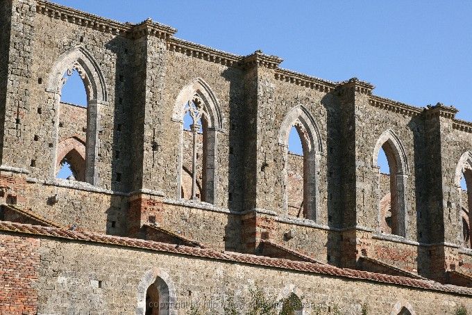 SAN GALGANO < Abteiruine