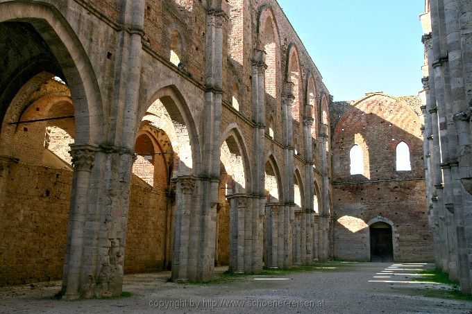 SAN GALGANO < Abteiruine