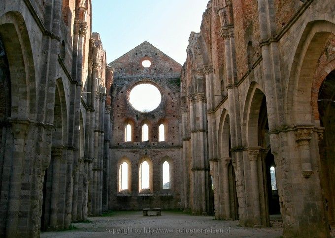 SAN GALGANO < Abteiruine