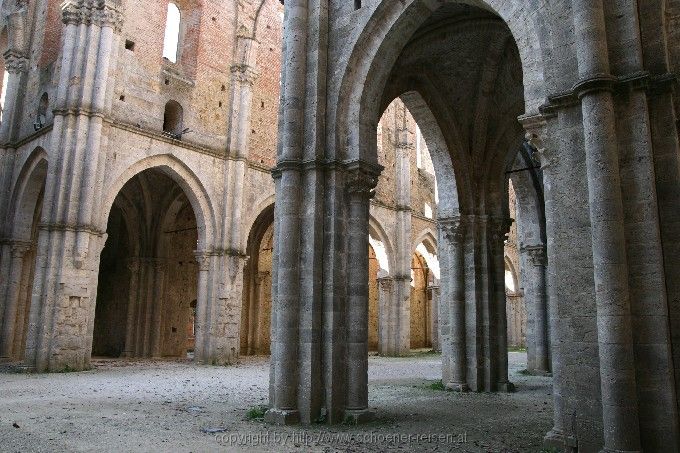 SAN GALGANO < Abteiruine