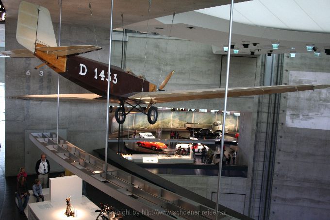 STUTTGART > Mercedes Benz Museum > M2-3