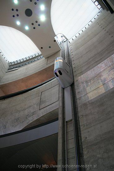 STUTTGART > Das Mercedes Benz Museum > Atrium