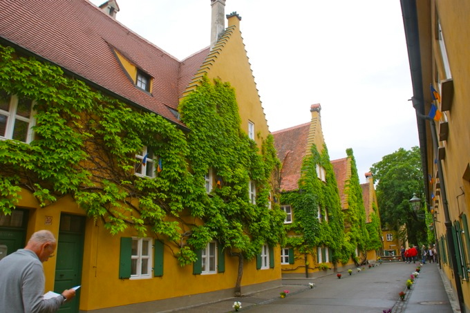 Fuggerei die kleine Stadt in der Stadt Augsburg 3