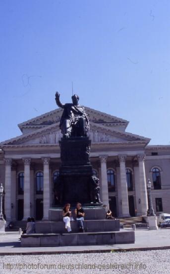 MÜNCHEN > Denkmal vor der Oper