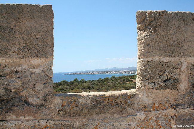 HALBINSEL SA PUNTA DE N'AMER > Kastell > Ebene 2 > Ausblick nach s'Illot und Cala Morlanda