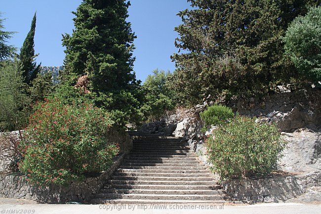 KLOSTER LLUC > Treppenweg > Aufstieg zum Pilgerkreuz