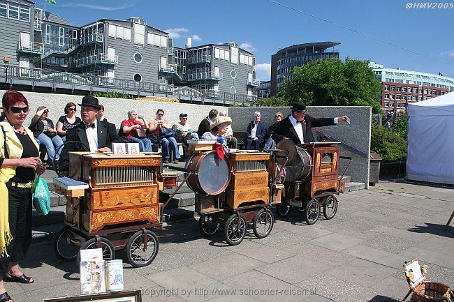 HAMBURG > Hafenfest 2009 > Drehorgelspieler zugunsten der Deutschen Krebshilfe