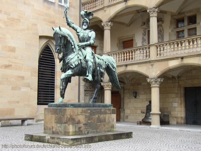 STUTTGART-MITTE > Altes Schloss > Denkmal Eberhard im Bart