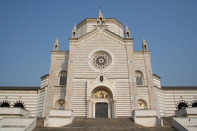 MILANO > Cimitero Monumentale (Friedhof) > Famedio zwischen den Galerien