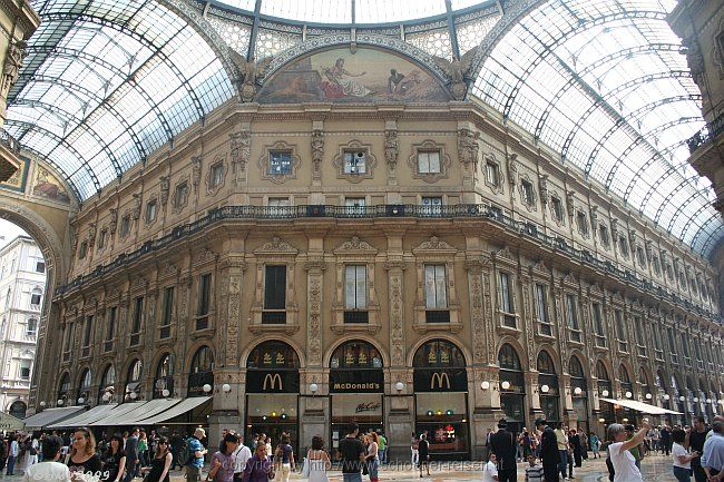 MILANO > Galleria Vittorio Emanuele II > Afrika und McDonald's