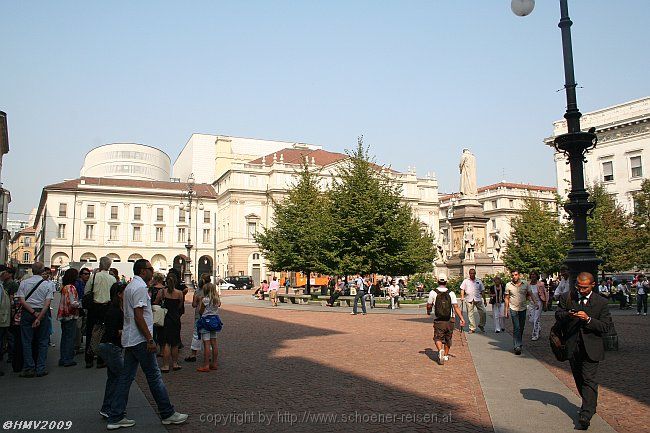 MILANO > Piazza della Scala > Denkmal Leonardo da Vinci und La Scala