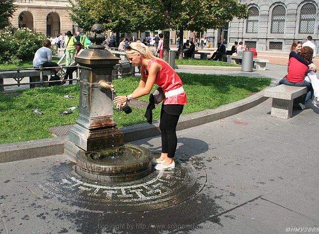 MILANO > Piazza della Scala > Brunnen am Denkmal Leonardo da Vinci