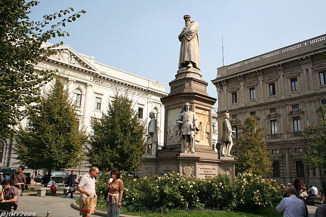 MILANO > Piazza della Scala > Denkmal Leonardo da Vinci