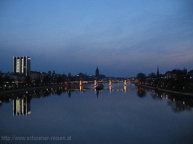 FRANKFURT > Blick auf Römer und Dom by night