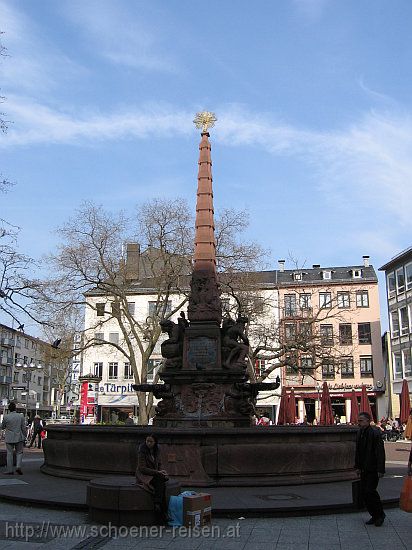 FRANKFURT > Brunnen neben der Paulskirche