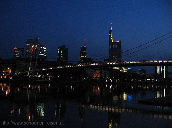 Frankfurt > Blick auf Skyline und Hohlbeinsteg by night