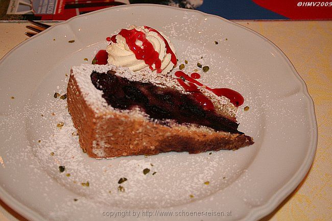 SAVOGNIN > Hotel Danilo > Kirschenkuchen