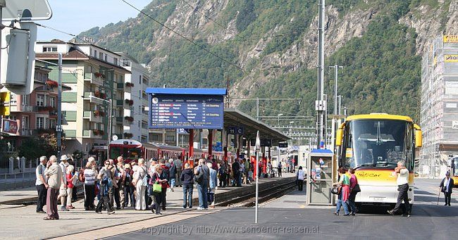 BRIG > Bahnhofsvorplatz > Bahnsteig Glacier Express