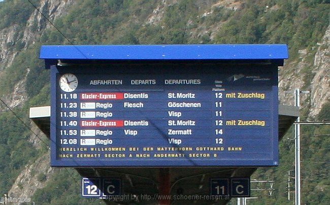 BRIG > Bahnhofsvorplatz > Bahnsteiganzeige Glacier Express