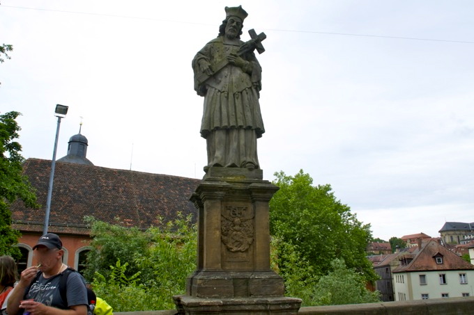 D: BAMBERG Oberfranken > Statue vor dem Brückenrathaus 2