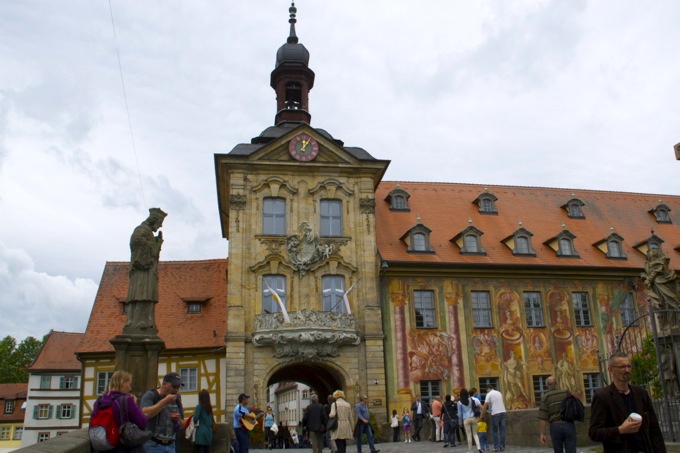 D: BAMBERG Oberfranken > Statue vor dem Brückenrathaus