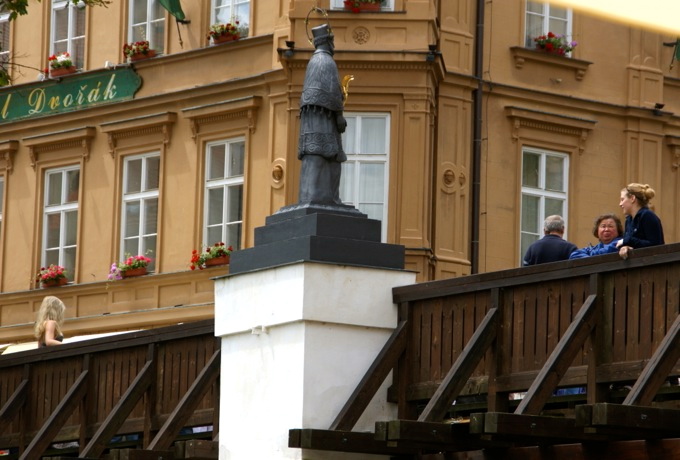 CZ: Cesky Krumlov (Okres Cesky Krumlov) >  moderner Nepomuk auf der Lazebnicky Most 2