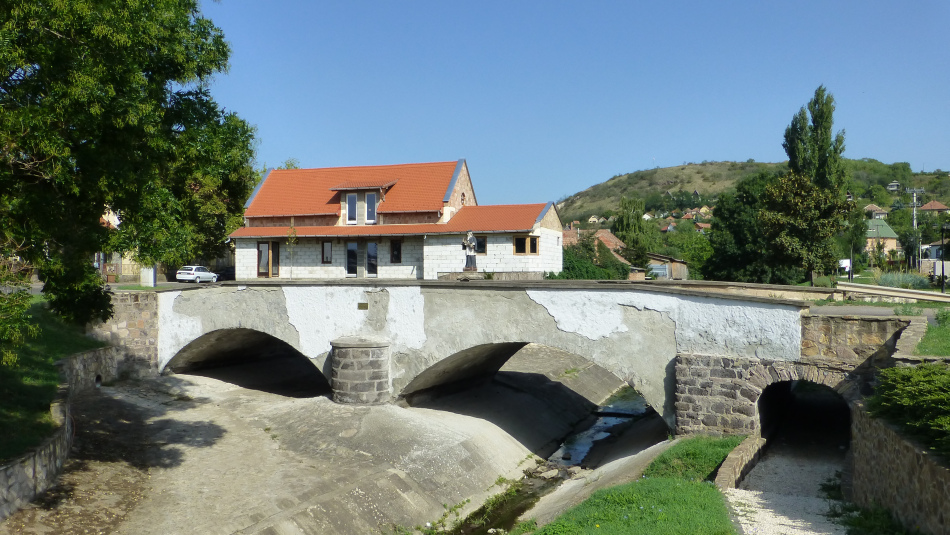 H:Gyöngyöspata>Brücke mit Nepomuk