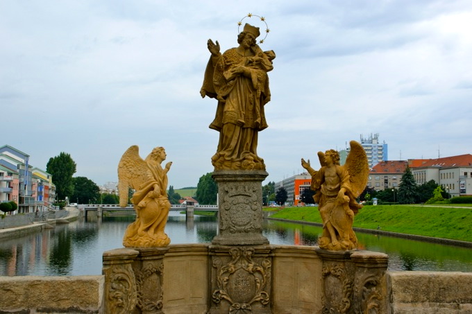 CZ: Pisek (Okres Pisek) > Barockstatue des Nepomuk auf der Kamenny Most