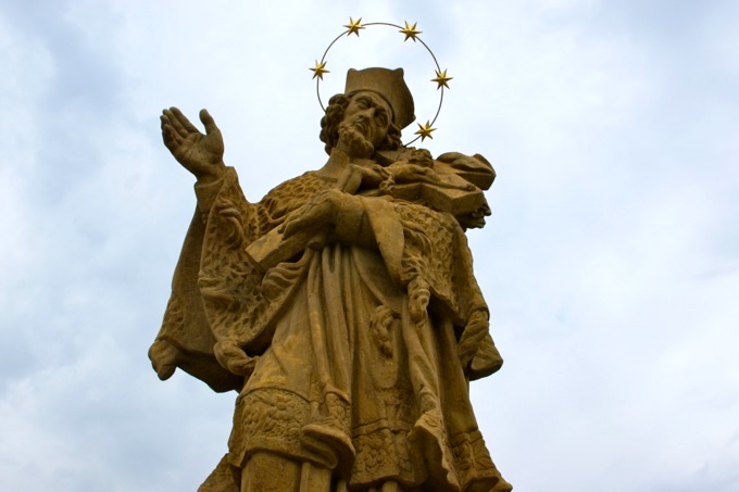 CZ: Pisek (Okres Pisek) > Barockstatue des Nepomuk auf der Kamenny Most 2