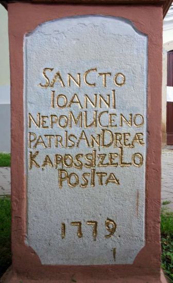mezokovesd_Nepomuk_Kirche_Sockelf.jpg