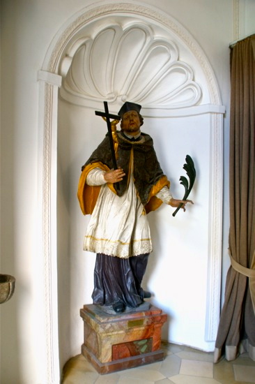 D: WEILHEIM > Stadtpfarrkirche Mariä Himmelfahrt > Hl. Johannes Nepomuk-Statue 2