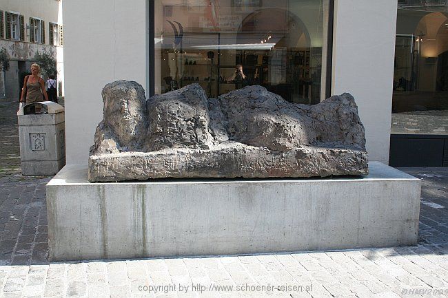 CHUR > Poststraße > Skulptur ohne Namen und Müllbehälter mit Stadtwappen