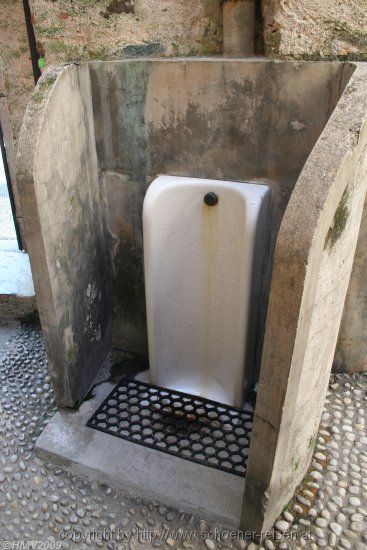 ISOLA BELLA > Pissoir Nähe der Privatkapelle