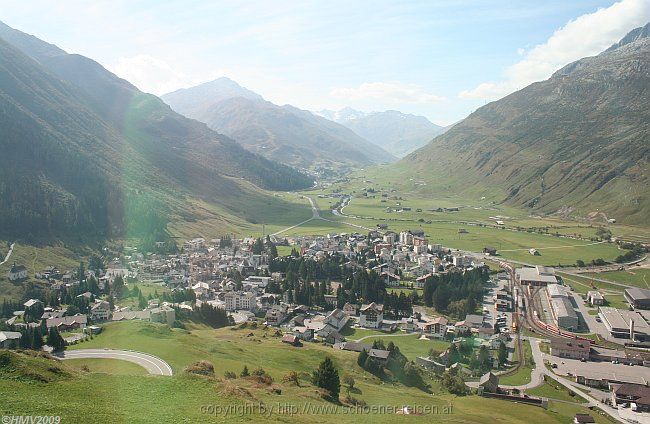 GLACIER EXPRESS 2009-09-24_138 > Andermatt > Ausblick nach dem 1. Kehrtunnel