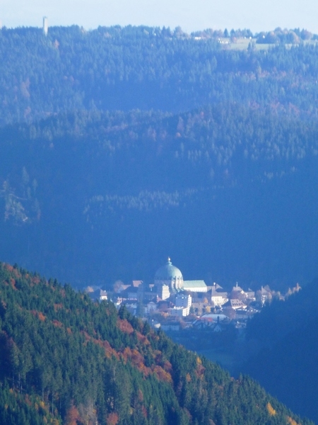 Zoom auf St. Blasien von Gr. Spießhorn im Schwarzwald