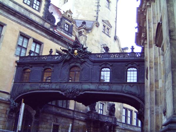 DRESDEN > Brücke zwischen Schloss und Hofkirche