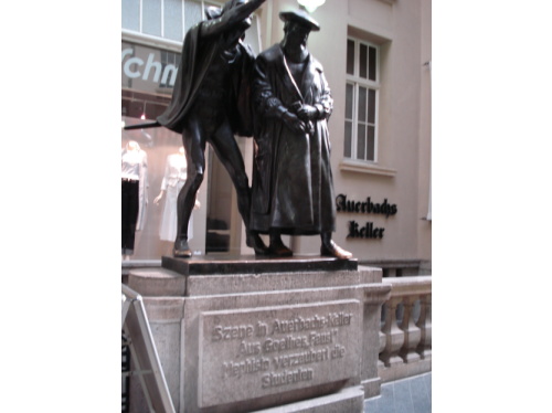 LEIPZIG > Mädlerpassage > Bronzestatue Faust und Mephisto