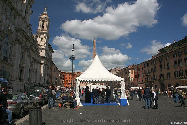 ROMA > Piazza Navona > Polizeipräsenz vor dem Palazzo Pamphili