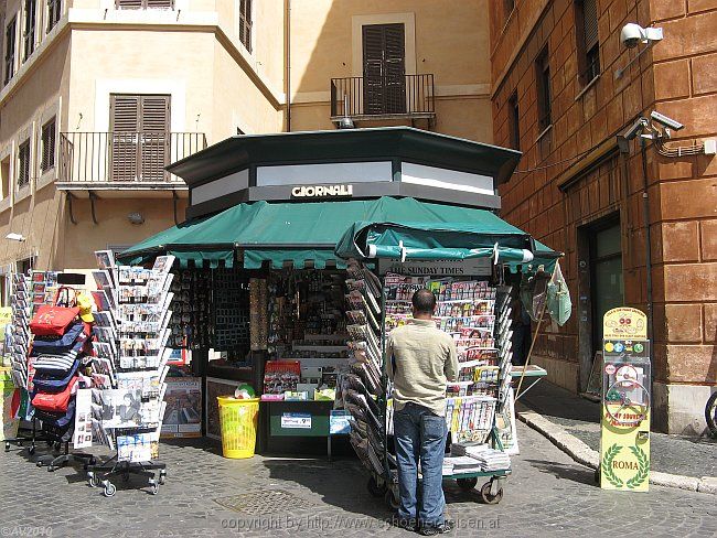 ROMA > Piazza Navona > Kiosk am Beginn der Via Agonale