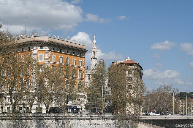 ROMA > La Chiesa del Sacro del Suffragio > Blick von der Ponte Umberto I.