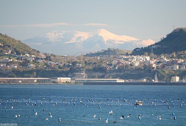 GOLF VON NEAPEL > Schneeberge im April > Ausblick Fährfahrt nach Ischia