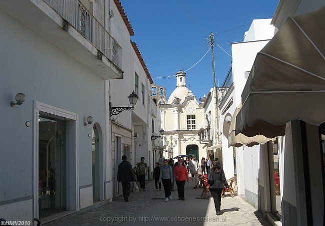 ANACAPRI > Via Giuseppe Orlandi > Supermarktblick zur Chiesa San Michele