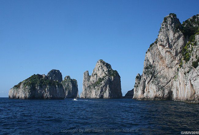 INSEL CAPRI - Bootsfahrt rund um die Insel > 055 Faraglioni