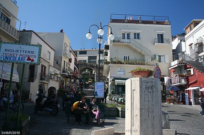 CAPRI-MARINA GRANDE > Hafenpromenade > Funicolare